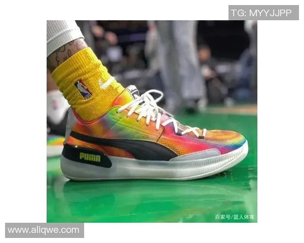 穿高帮足球鞋的明星球员有哪些他们如何影响了这项运动的潮流与发展